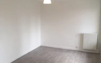 Rénovation salon à Angers : avant/après par un artisan peintre décorateur