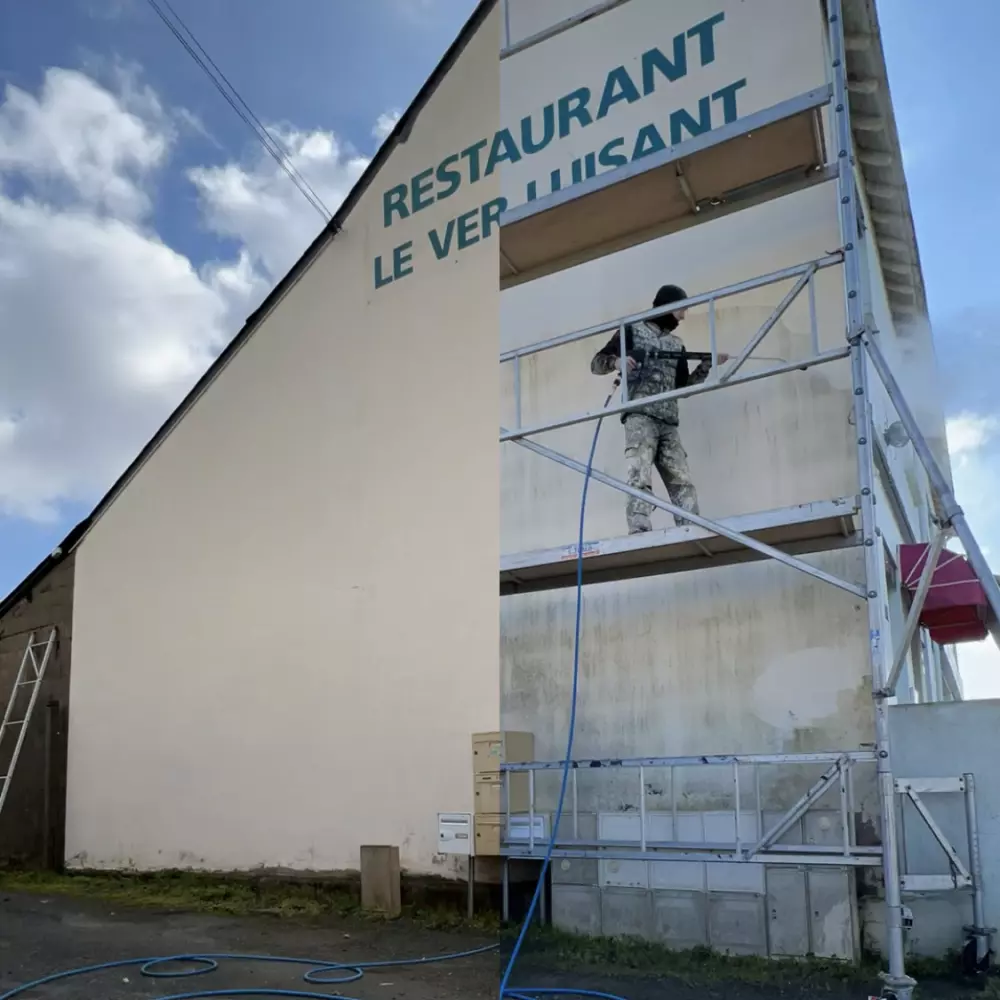 Décapage d'un bâtiment réalisé par ID Peinture à Angers a l'aide d'un échafaudage.