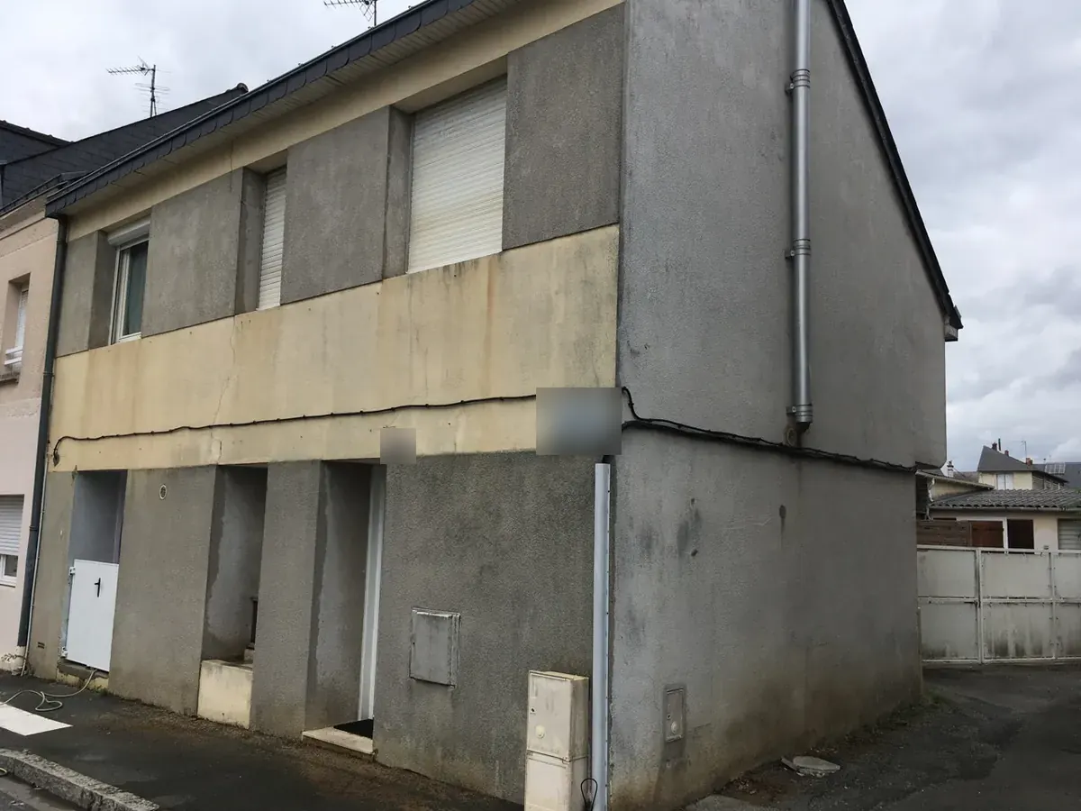 Maison avant ravalement de façade par ID Peinture à Angers